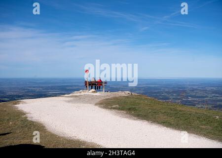 Aschau im Chiemgau, Allemagne.30 octobre 2021.Les excursions apprécient le beau temps à la station de montagne du Kampenwandbahn.Credit: Sven Hoppe/dpa/Alay Live News Banque D'Images