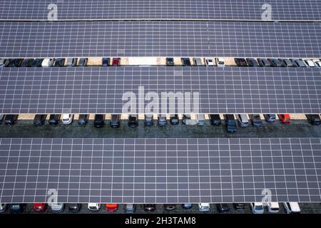 Vue aérienne d'un parking avec panneaux solaires.Rimini, Italie - octobre 2021 Banque D'Images