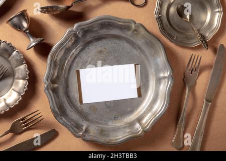 Maquette d'invitation au dîner avec une carte RSVP, tiré depuis le haut Banque D'Images