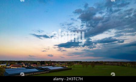 Vue aérienne d'un ciel nocturne sur les champs couvert avec des nuages de tempête de tonnerre entrant sur le lever ou le coucher du soleil, pris avec Banque D'Images