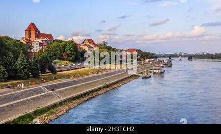 Vue panoramique de la ville de Torun et la rivière Vistule (Wisla) au coucher du soleil. La Pologne, l'été 2019 Banque D'Images