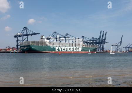 Evergreen a toujours donné un navire à conteneurs qui a bloqué le canal de Suez en mars 2021.Felixstowe Docks, Suffolk, 4 août 2021 Banque D'Images