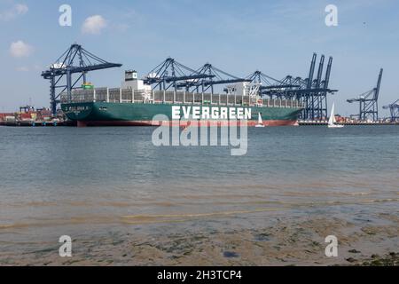 Evergreen a toujours donné un navire à conteneurs qui a bloqué le canal de Suez en mars 2021.Felixstowe Docks, Suffolk, 4 août 2021 Banque D'Images