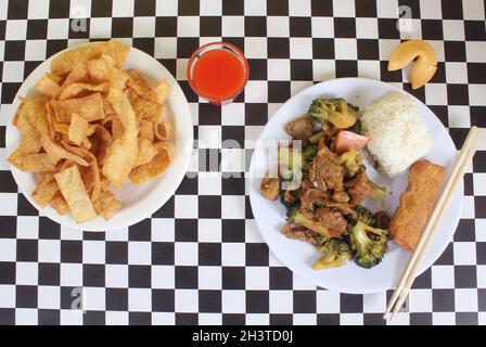 Broccoli au bœuf et roulé aux œufs sur une assiette dans le restaurant chinois Banque D'Images