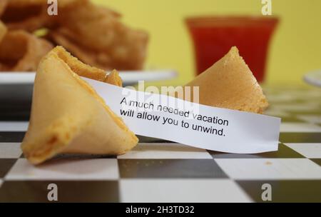 Fortune cookie sur table Des vacances bien nécessaires vous permettront de vous détendre Banque D'Images