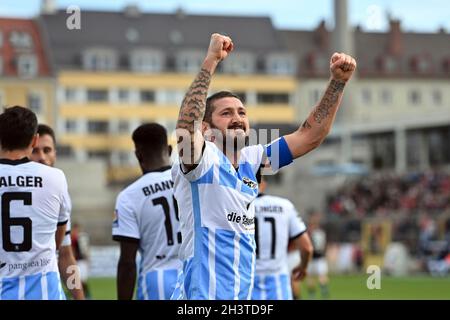 Muenchen GRUENWALDER STADION.30 octobre 2021. Goaljubel Sascha MOELLERS (TSV Munich 1860) après le but pour 2-0, jubilation, joie, enthousiasme, action.Football 3ème ligue, Liga3, TSV Munich 1860-SC Freiburg le 30 octobre 2021 à Muenchen GRUENWALDER STADION.LES RÉGLEMENTATIONS DFL INTERDISENT TOUTE UTILISATION DE PHOTOGRAPHIES COMME SÉQUENCES D'IMAGES ET/OU QUASI-VIDÉO.Credit: dpa/Alay Live News Banque D'Images