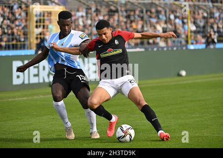 Muenchen GRUENWALDER STADION.30 octobre 2021.Merveille BIANKADI (TSV Munich 1860), action, duels contre KENNETH SCHMIDT (SC FREIBURG II).Football 3ème ligue, Liga3, TSV Munich 1860-SC Freiburg le 30 octobre 2021 à Muenchen GRUENWALDER STADION.LES RÉGLEMENTATIONS DFL INTERDISENT TOUTE UTILISATION DE PHOTOGRAPHIES COMME SÉQUENCES D'IMAGES ET/OU QUASI-VIDÉO.Credit: dpa/Alay Live News Banque D'Images