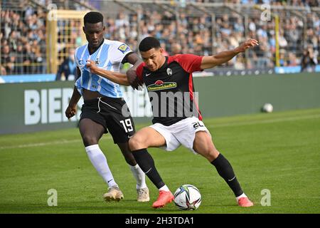 Muenchen GRUENWALDER STADION.30 octobre 2021.Merveille BIANKADI (TSV Munich 1860), action, duels contre KENNETH SCHMIDT (SC FREIBURG II).Football 3ème ligue, Liga3, TSV Munich 1860-SC Freiburg le 30 octobre 2021 à Muenchen GRUENWALDER STADION.LES RÉGLEMENTATIONS DFL INTERDISENT TOUTE UTILISATION DE PHOTOGRAPHIES COMME SÉQUENCES D'IMAGES ET/OU QUASI-VIDÉO.Credit: dpa/Alay Live News Banque D'Images