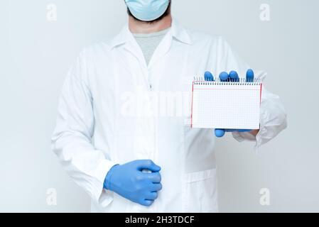 Scientifique présentant de nouvelles recherches, Chemist Planning Advance Procedures, rédaction de notes importantes, donner des leçons leçons, Explorai Banque D'Images