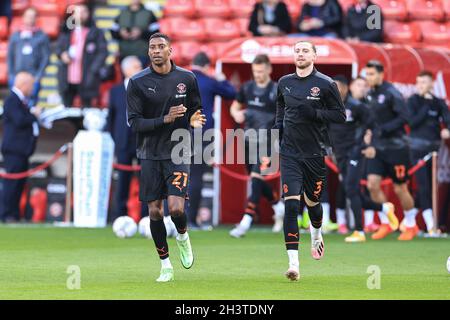 Sheffield, Royaume-Uni.30 octobre 2021.Marvin Ekpiteta #21 de Blackpool et James mari #3 de Blackpool pendant l'échauffement avant-match à Sheffield, Royaume-Uni le 10/30/2021.(Photo de Mark Cosgrove/News Images/Sipa USA) crédit: SIPA USA/Alay Live News Banque D'Images