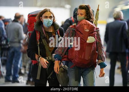 Les passagers participant à la COP26 embarqueront pour le service Avanti West Coast à 13:22 de Londres Euston à Glasgow Central, qui ont collaboré avec Eurostar pour transporter les délégués venant d'Amsterdam et de Bruxelles pour rejoindre le service Euston.Date de la photo: Samedi 30 octobre 2021. Banque D'Images