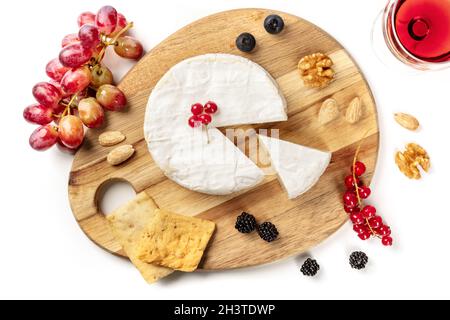 Une photo en hauteur du fromage Camembert avec un verre de vin rouge, de fruits et de noix Banque D'Images