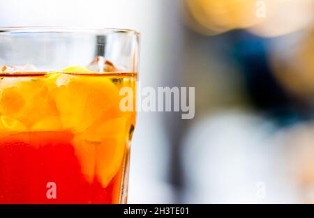 Thé glacé au citron en verre comme boisson fraîche à l'extérieur, cocktail d'été ou soda aux fruits doux, restauration de rue et restaurant Banque D'Images