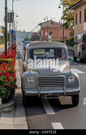 Une ancienne Fiat 500 Topolino Giardinetta modèle voiture stationnée le long d'une rue de la ville Banque D'Images