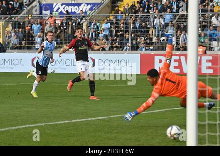 Muenchen GRUENWALDER STADION.30 octobre 2021.Fabian GREILINGER (TSV Munich 1860) tire le but à 3-0, action, goalscross.Football 3ème ligue, Liga3, TSV Munich 1860-SC Freiburg le 30 octobre 2021 à Muenchen GRUENWALDER STADION.LES RÉGLEMENTATIONS DFL INTERDISENT TOUTE UTILISATION DE PHOTOGRAPHIES COMME SÉQUENCES D'IMAGES ET/OU QUASI-VIDÉO.Credit: dpa/Alay Live News Banque D'Images