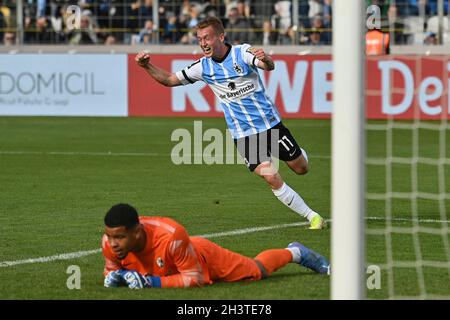 Muenchen GRUENWALDER STADION.30 octobre 2021. Goaljubel Fabian GREILINGER (TSV Munich 1860) après le but à 3-0, jubilation, joie, enthousiasme, action,Football 3ème ligue, Liga3, TSV Munich 1860-SC Freiburg le 30 octobre 2021 à Muenchen GRUENWALDER STADION.LES RÉGLEMENTATIONS DFL INTERDISENT TOUTE UTILISATION DE PHOTOGRAPHIES COMME SÉQUENCES D'IMAGES ET/OU QUASI-VIDÉO.Credit: dpa/Alay Live News Banque D'Images