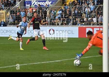 Muenchen GRUENWALDER STADION.30 octobre 2021.Fabian GREILINGER (TSV Munich 1860) tire le but à 3-0, action, goalscross.Football 3ème ligue, Liga3, TSV Munich 1860-SC Freiburg le 30 octobre 2021 à Muenchen GRUENWALDER STADION.LES RÉGLEMENTATIONS DFL INTERDISENT TOUTE UTILISATION DE PHOTOGRAPHIES COMME SÉQUENCES D'IMAGES ET/OU QUASI-VIDÉO.Credit: dpa/Alay Live News Banque D'Images