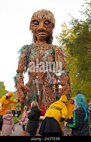 Botanics, Édimbourg, Écosse, Royaume-Uni, 30 octobre 2021.Tempête de marionnettes géantes visite les jardins botaniques.Storm est un événement théâtral en plein air à une échelle épique.Les adultes comme les enfants la regardent prendre vie dans le jardin pour raconter l'histoire de nos océans en crise.Malheureusement, en raison de problèmes techniques, l'œil de la marionnette ne s'est pas complètement ouvert pendant cette visite à Édimbourg.Credit: Newsandmore/Alamy Live News Banque D'Images