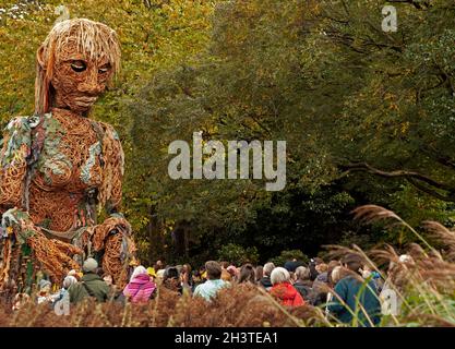 Botanics, Édimbourg, Écosse, Royaume-Uni, 30 octobre 2021.Tempête de marionnettes géantes visite les jardins botaniques.Storm est un événement théâtral en plein air à une échelle épique.Les adultes comme les enfants la regardent prendre vie dans le jardin pour raconter l'histoire de nos océans en crise.Malheureusement, en raison de problèmes techniques, l'œil de la marionnette ne s'est pas complètement ouvert pendant cette visite à Édimbourg.Credit: Newsandmore/Alamy Live News Banque D'Images