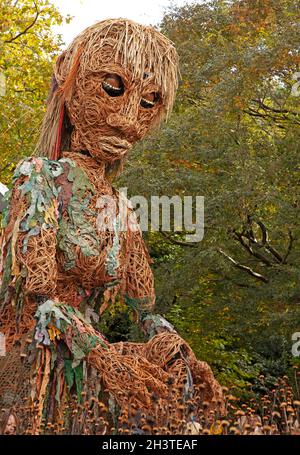 Botanics, Édimbourg, Écosse, Royaume-Uni, 30 octobre 2021.Tempête de marionnettes géantes visite les jardins botaniques.Storm est un événement théâtral en plein air à une échelle épique.Les adultes comme les enfants la regardent prendre vie dans le jardin pour raconter l'histoire de nos océans en crise.Malheureusement, en raison de problèmes techniques, l'œil de la marionnette ne s'est pas complètement ouvert pendant cette visite à Édimbourg.Credit: Newsandmore/Alamy Live News Banque D'Images