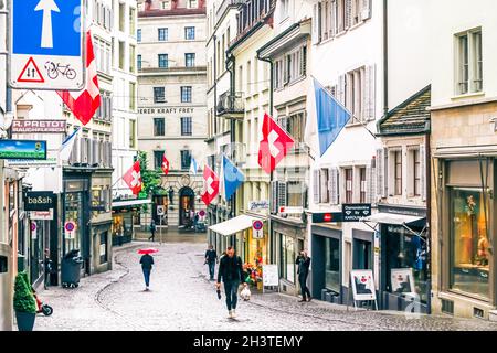 Rues commerçantes et bâtiments historiques de la vieille ville, boutiques et magasins de luxe à proximité de la rue principale du centre-ville de Bahnhofstrasse, archit suisse Banque D'Images