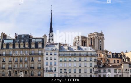 Paris / France - 05 avril 2019. Les bâtiments historiques et la cathédrale Notre-Dame avant l'incendie Banque D'Images