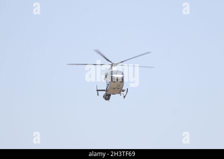 Hélicoptère volant dans le ciel Banque D'Images