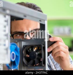 Computer Engineer repairing broken desktop Banque D'Images