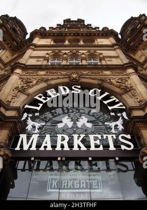 Panneau au-dessus de l'entrée des marchés de la ville de Leeds, un marché couvert historique de Leeds, West yorkshire Banque D'Images