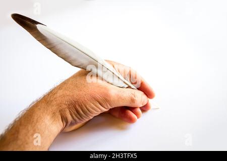 Écriture à la main avec une plume d'oiseau Banque D'Images