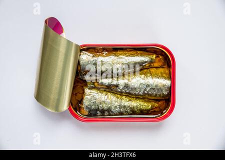 Boîte de sardines dans l'huile sur fond blanc Banque D'Images