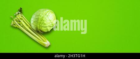 Bouquet de branches de céleri et chou vert isolé sur une bannière horizontale Banque D'Images