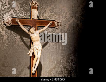 Vieux crucifix en bois et ivoire.Jésus Christ symbole de la résurrection et de la vie après la mort. Banque D'Images