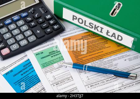 Nouvelle réglementation fiscale polonaise.Nouvelle commande 2022 nommée « Polski Ład ».Formulaires fiscaux polonais à la réception. Banque D'Images