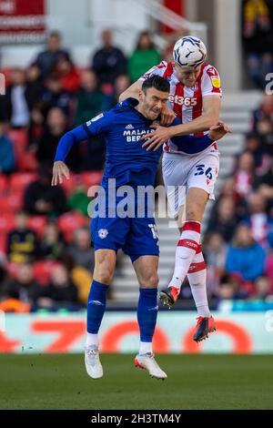 Stoke, Royaume-Uni.30 octobre 2021.30 octobre 2021 ; Stade Bet365, Stoke, Staffordshire, Angleterre ;Championnat de football, Stoke City contre Cardiff ; Harry Souttar de Stoke City dirige le ballon Clear Credit: Action plus Sports Images/Alamy Live News Banque D'Images