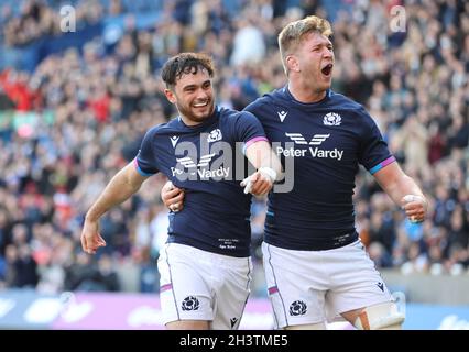 Rufus McLean, en Écosse, célèbre sa première tentative avec Jamie Hodgson lors du match de la série des nations d'automne au stade BT Murrayfield, à Édimbourg.Date de la photo: Samedi 30 octobre 2021. Banque D'Images