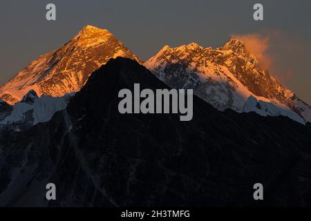 Mont Everest et Lhotse au coucher du soleil.Vue de Gokyo RI.Solukhumbu, Népal. Banque D'Images