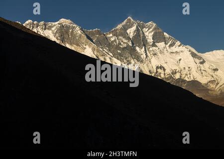 L'Everest s'élevant au-dessus de la crête de Lhotse-Nuptse vue depuis une colline au-dessus de Pangboche.Solukhumbu, Népal. Banque D'Images