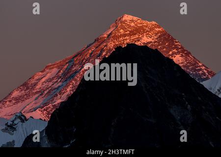 Mt.Everest vu de Gokyo RI au coucher du soleil Banque D'Images