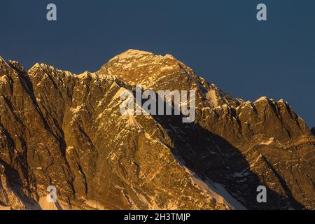 Sommet de l'Everest au coucher du soleil vu de la route du camp de base d'Ama Dablam à Pangboche.Solukhumbu, Népal. Banque D'Images