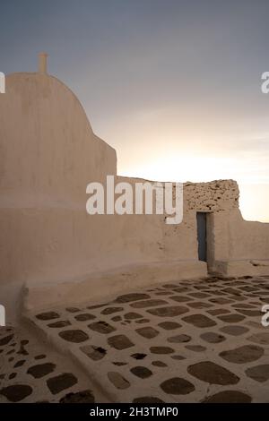 Vieille église de l'île de Mykonos, Panagia Paraportiani au lever du soleil.Cyclades, Grèce.Chapelle grecque, symbole de religion chrétienne orthodoxe, Landmar touristique Banque D'Images
