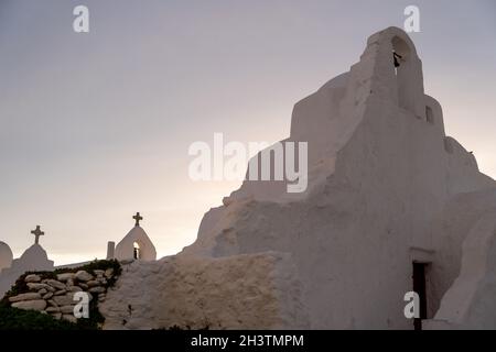 Cyclades, Grèce.Île de Mykonos Église Panagia Paraportiani au coucher du soleil, chapelle blanchie à la chaux, monument religieux orthodoxe grec dans la ville de Chora. Banque D'Images