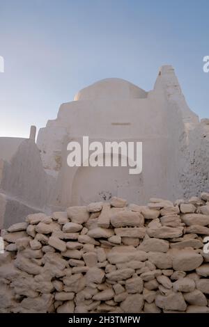 Panagia Paraportiani Mykonos île célèbre vieille église, au lever du soleil.Cyclades, Grèce.Chapelle grecque, symbole de religion chrétienne orthodoxe, Landmar touristique Banque D'Images