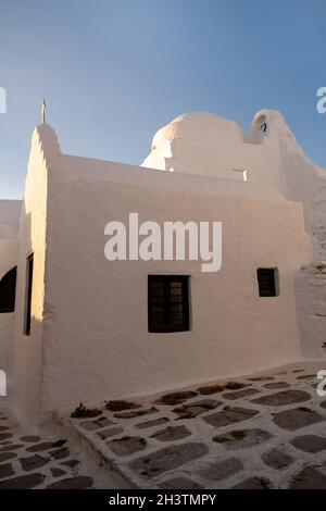 Vieille église de l'île de Mykonos, Panagia Paraportiani au lever du soleil.Cyclades, Grèce.Chapelle grecque, symbole de religion chrétienne orthodoxe, Landmar touristique Banque D'Images
