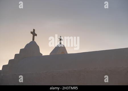 Cyclades, Grèce.Île de Mykonos Église Panagia Paraportiani au coucher du soleil, chapelle blanchie à la chaux, monument religieux orthodoxe grec dans la ville de Chora. Banque D'Images
