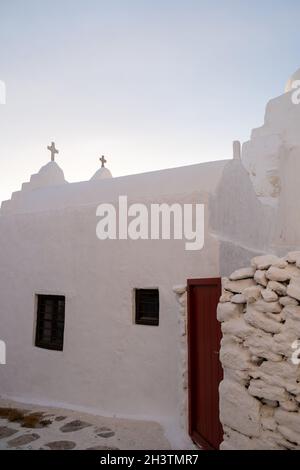 Chapelle grecque de Panagia Paraportiani, dans la ville de Chora, île de Mykonos.Célèbre vieille église au lever du soleil.Cyclades, Grèce. Banque D'Images