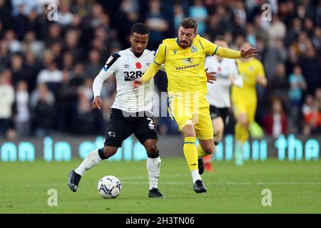 Nathan Byrne (à gauche) du comté de Derby et Joe Rothwell de Blackburn Rovers se battent pour le ballon lors du match de championnat Sky Bet à Pride Park, Derby.Date de la photo: Samedi 30 octobre 2021. Banque D'Images