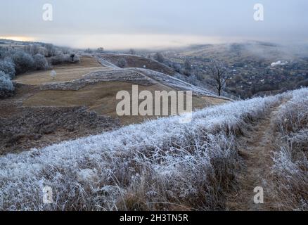 L'hiver approche.Scène pittoresque avant le lever du soleil au-dessus de la fin de l'automne campagne de montagne avec du givre sur les herbes, les arbres, les pentes.PE Banque D'Images