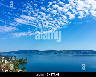 Paysage suisse idyllique, vue sur le lac de Zurich à Wollerau, canton de Schwyz en Suisse, Zurichsee, montagnes, eau bleue, ciel Banque D'Images