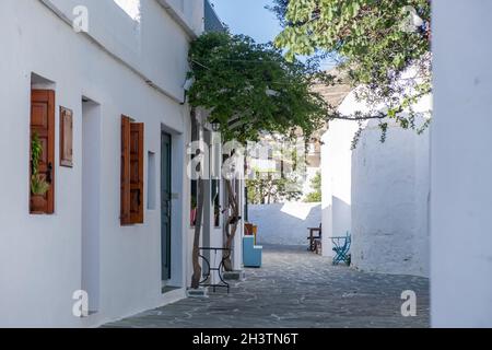 Grèce, île de Folegandros.Magasins et magasins traditionnels de la place de la ville de Chora.Cyclades.Destination vacances d'été Banque D'Images